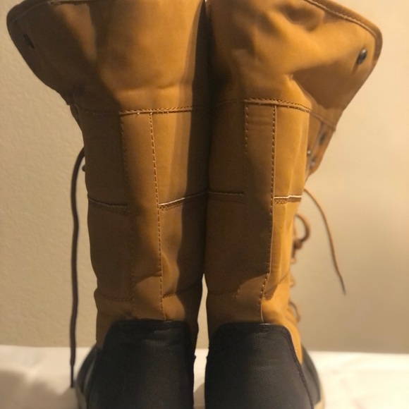 Like new-check out those soles! Warm, comfy, and waterproof faux fur lined boots - Picture 5 of 6